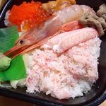 丼丸 - オホーツク丼　海老の頭を先頭にレフトサイドから