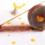 ル・ジュー・ドゥ・ラシエット  - ランチ7皿コース 5040円 のチョコレートとヘーゼルナッツ パッションフルーツとマンゴー詰め ノワゼットの飴細工添え