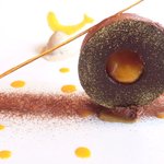 ル・ジュー・ドゥ・ラシエット  - ランチ7皿コース 5040円 のチョコレートとヘーゼルナッツ パッションフルーツとマンゴー詰め ノワゼットの飴細工添え