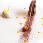 ル・ジュー・ドゥ・ラシエット  - ランチ7皿コース 5040円 のチョコレートとヘーゼルナッツ パッションフルーツとマンゴー詰め ノワゼットの飴細工添え