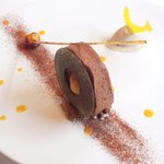 ル・ジュー・ドゥ・ラシエット  - ランチ7皿コース 5040円 のチョコレートとヘーゼルナッツ パッションフルーツとマンゴー詰め ノワゼットの飴細工添え