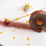 ル・ジュー・ドゥ・ラシエット  - ランチ7皿コース 5040円 のチョコレートとヘーゼルナッツ パッションフルーツとマンゴー詰め ノワゼットの飴細工添え