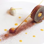 ル・ジュー・ドゥ・ラシエット  - ランチ7皿コース 5040円 のチョコレートとヘーゼルナッツ パッションフルーツとマンゴー詰め ノワゼットの飴細工添え