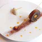 ル・ジュー・ドゥ・ラシエット  - ランチ7皿コース 5040円 のチョコレートとヘーゼルナッツ パッションフルーツとマンゴー詰め ノワゼットの飴細工添え