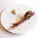 ル・ジュー・ドゥ・ラシエット  - ランチ7皿コース 5040円 のチョコレートとヘーゼルナッツ パッションフルーツとマンゴー詰め ノワゼットの飴細工添え