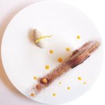 ル・ジュー・ドゥ・ラシエット  - ランチ7皿コース 5040円 のチョコレートとヘーゼルナッツ パッションフルーツとマンゴー詰め ノワゼットの飴細工添え