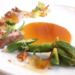 ランチ7皿コース 5040円 の乳飲み仔羊と野菜のフリット コンソメソース添え