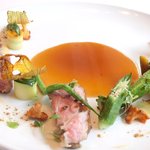 ル・ジュー・ドゥ・ラシエット  - ランチ7皿コース 5040円 の乳飲み仔羊と野菜のフリット コンソメソース添え