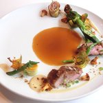 ル・ジュー・ドゥ・ラシエット  - ランチ7皿コース 5040円 の乳飲み仔羊と野菜のフリット コンソメソース添え