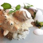 ル・ジュー・ドゥ・ラシエット  - ランチ7皿コース 5040円 の特大サザエのアワビ、茸、筍詰め ヒラメのソテー添え