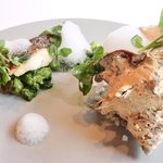 ル・ジュー・ドゥ・ラシエット  - ランチ7皿コース 5040円 の特大サザエのアワビ、茸、筍詰め ヒラメのソテー添え