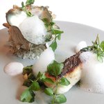 ル・ジュー・ドゥ・ラシエット  - ランチ7皿コース 5040円 の特大サザエのアワビ、茸、筍詰め ヒラメのソテー添え