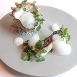 ル・ジュー・ドゥ・ラシエット  - ランチ7皿コース 5040円 の特大サザエのアワビ、茸、筍詰め ヒラメのソテー添え