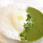 ル・ジュー・ドゥ・ラシエット  - ランチ7皿コース 5040円 のアーモンドのブランマンジェ スナップエンドウのスープ