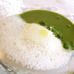ル・ジュー・ドゥ・ラシエット  - ランチ7皿コース 5040円 のアーモンドのブランマンジェ スナップエンドウのスープ