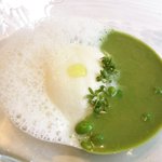 ル・ジュー・ドゥ・ラシエット  - ランチ7皿コース 5040円 のアーモンドのブランマンジェ スナップエンドウのスープ