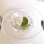 ル・ジュー・ドゥ・ラシエット  - ランチ7皿コース 5040円 のアーモンドのブランマンジェ スナップエンドウのスープ