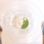 ル・ジュー・ドゥ・ラシエット  - ランチ7皿コース 5040円 のアーモンドのブランマンジェ スナップエンドウのスープ