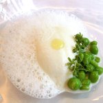 ル・ジュー・ドゥ・ラシエット  - ランチ7皿コース 5040円 のアーモンドのブランマンジェ スナップエンドウのスープ