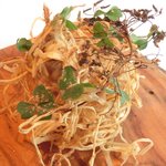 ル・ジュー・ドゥ・ラシエット  - ランチ7皿コース 5040円 の稚鮎と牛蒡のフリット オキザリスの葉と三つ葉添え