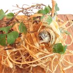 ル・ジュー・ドゥ・ラシエット  - ランチ7皿コース 5040円 の稚鮎と牛蒡のフリット オキザリスの葉と三つ葉添え