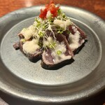 ユメキチ 神田 - 藁焼き鰹のタタキ新玉ねぎと生姜のソース