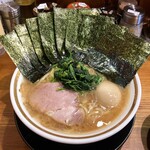 横浜家系ラーメン 三郷家 - ラーメン900円麺硬め+海苔100円+味玉。