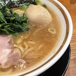 横浜家系ラーメン 三郷家 - バランスが良く旨味の強いスープ。