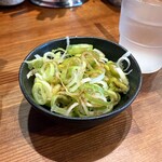 横浜家系ラーメン 三郷家 - 薬味ネギ別皿100円。