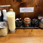 横浜家系ラーメン 三郷家 - 卓上も充実してます。