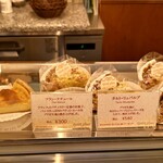 パティスリー モンプリュ - ショーケース上のお菓子