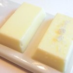 ル・ジュー・ドゥ・ラシエット  - ランチ7皿コース 5040円 の無塩バターと有塩バター