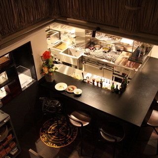 １階カウンター席。吹き抜けがあり開放的な空間です♪