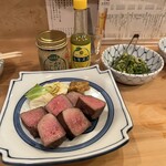 牛タンとクリスピー餃子 ひまわり - 牛タンにはかぼすこしょう、ネギ塩、レモン汁がついてくる