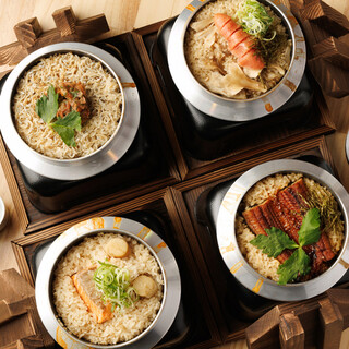 どれも個性あふれる味わいを特製の出汁で炊き上げた名物釜飯！