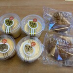 シャトレーゼ - 料理写真:購入したのはプリンが2種類とシュークリームです。