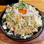 やきそば頂 - やきそば大卵黄入り(鶏白湯、アブラ増し、濃いめ、野菜増し)