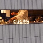 クッチーナ - 外から厨房の様子が伺えます♪