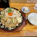 やきそば頂 - やきそば大卵黄入り(鶏白湯、アブラ増し、濃いめ、野菜増し)、ご飯