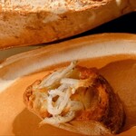 クッチーナ - 北海道アスパラのカルボナーラ付け合せ、フランスパンを形どった器の中に盛られたシラスのブルスケッタ