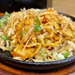 やきそば頂 - やきそば大卵黄入り(鶏白湯、アブラ増し、濃いめ、野菜増し)   卵黄崩して楽しむよ〜