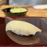 鮨 あお - スミイカ
      最初にサクッと入る歯触りの良さ、この食感がスミイカの良さです♪
      煮切り醤油の加減が絶妙！