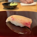 鮨 あお - シマアジ
      弾力は今ひとつですが、シャリとの重なりが良く味わいは豊かです♪