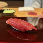 鮨 あお - 鮪 赤身漬け
      この時期の鮪としては、酸味が程よく感じられ良いように感じます。
