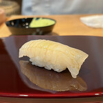 鮨 あお - マコガレイ 2日目
      独特な食感に上品な旨み、その旨みが強いです♪
      酢が効いた岡崎大将のシャリが、白身魚の旨みを導いています！
