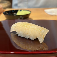 鮨 あお - マコガレイ 2日目
                独特な食感に上品な旨み、その旨みが強いです♪
                酢が効いた岡崎大将のシャリが、白身魚の旨みを導いています！
