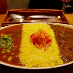 ハーフ&ハーフ（豆と揚げナスのトマト煮込みカレー＆チキンカレー）