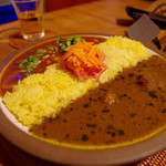 女子盛りハーフ&ハーフ（豆と揚げナスのトマト煮込みカレー＆チキンカレー）