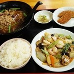 大蓮 - 日替わりランチ（八宝菜、台湾ラーメン、ライス、つけ物、コロッケ）…680円