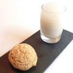 ル・ジュー・ドゥ・ラシエット  - ランチ7皿コース 5040円 のトンカ豆のブランマンジェ キャラメルクリームのシュークリーム